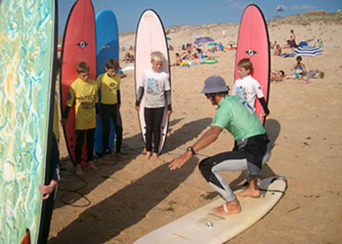 Les cours de surf proposés par nos partenaires s'adaptent à l'âge et au niveau de chacun