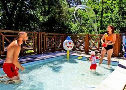Pataugeoire pour les enfant en bordure de la piscine pour les grands dans notre village vacances des Landes