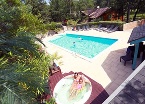 Piscine et jacuzzi en accès libre toute la saison