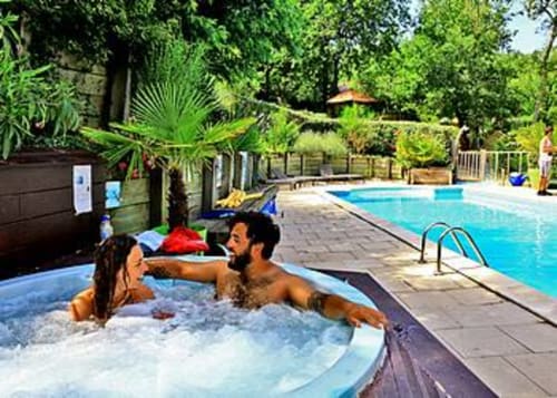 Le jacuzzi est le lieu de détente préféré des couples qui souhaitent passer un moment agréable