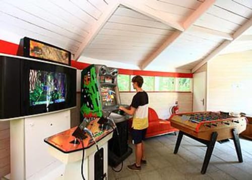 Une salle équipée de jeux gratuits fait le bonheur des jeunes et moins jeunes