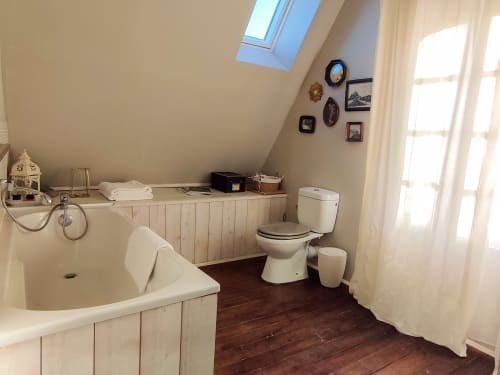 Baignoire confortable de la salle de bain spacieuse de la Suite Junior
