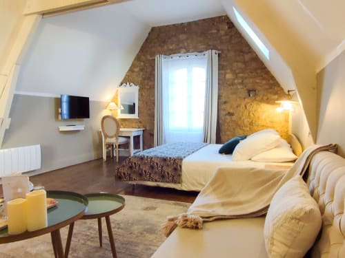 Le lit 160x200 de la Suite Junior vue depuis le coin salon
