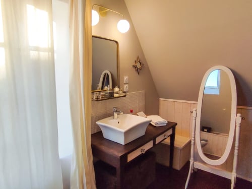 Lavabo et miroir en pied de la Suite Junior