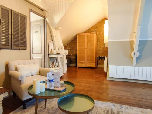 Vue de l'entrée et du coin penderie de la Suite Junior