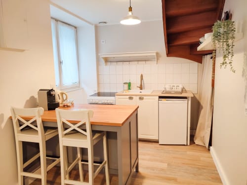 Vue de la cuisine et du coin repas du gite Ty Nid