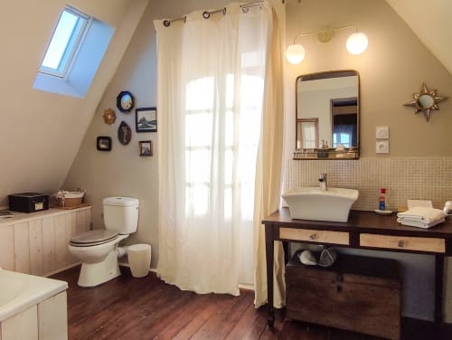 Vue de la spacieuse salle de bain de la suite Junior