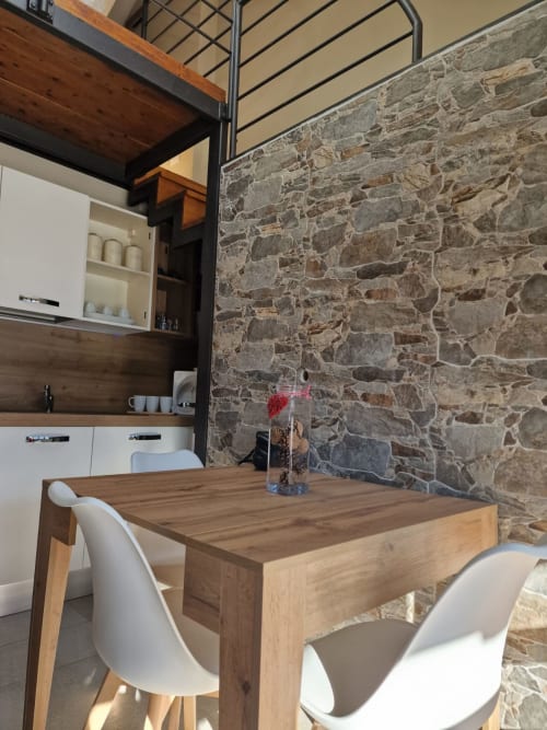 Home Holidays - Attico Arc en Ciel - soggiorno con cucina attrezzata