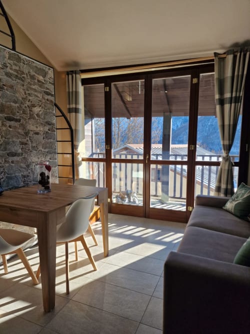 Home Holidays - Attico Arc en Ciel - soggiorno con cucina attrezzata