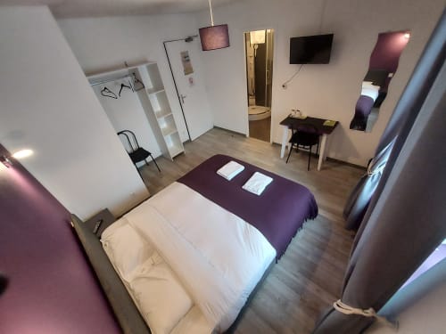 Chambre double moderne au Comtois B&B en Saône avec TV, bureau, salle de douche privée et parquet