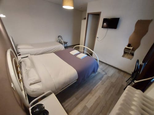 Chambre Taupe du B&B Le Comtois : lits doubles, télévision écran plat et mobilier moderne à Saône, France