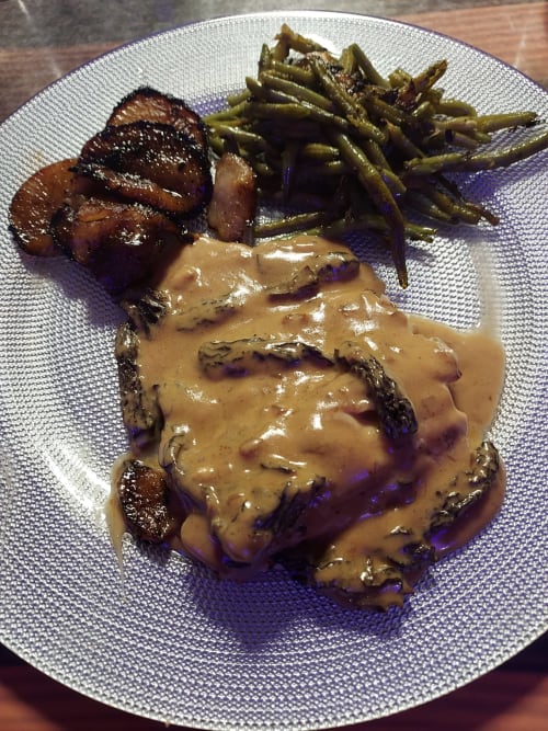 Élégant plat présenté au Comtois : noix de Saint-Jacques saisies, sauce crémeuse, haricots verts et champignons rôtis
