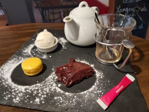 Élégants desserts dressés au gîte Le Comtois en Saône, France avec théière blanche et pâtisseries sur ardoise noire