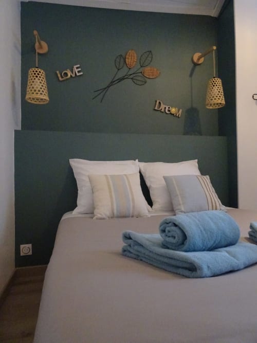 Une chambre toute équipée et modernisée avec prises USB intégrée à la tête de lit.