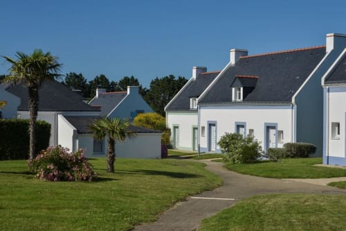Résidences de vacances blanches modernes aux toits d'ardoise et palmiers à Locations Loc'Maria, Belle Île en Mer, Bretagne