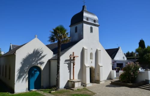 Chapelle blanche historique avec porte bleue à Belle Île en Mer, Locmaria, Bretagne, France