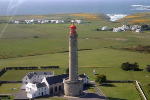 Phare de Locmaria, Belle-Île-en-Mer, avec village côtier et campagne verdoyante
