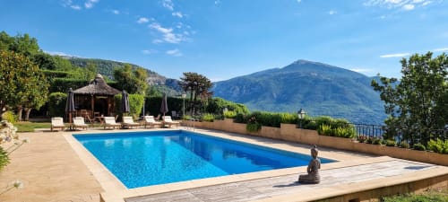 Vredige oase aan het majestueuze zwembad van Loup Castel, waar Provençaalse zachtheid de dagen verfijnt