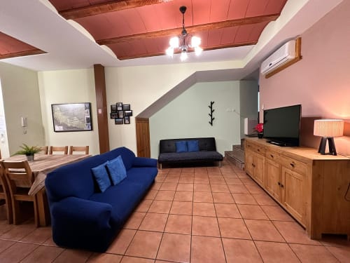 Salón comedor y acceso a cocina, baño y patio interior