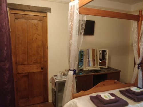En-suite, Hospitality, Dressing table, TV