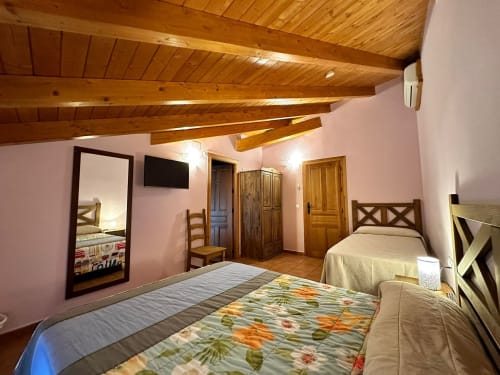 Habitación Queen y acceso  a cuarto de baño 