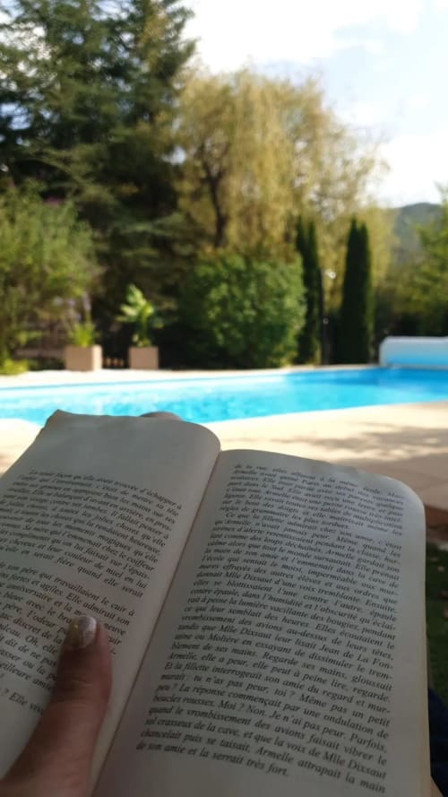 Une pause lecture au bord de la piscine