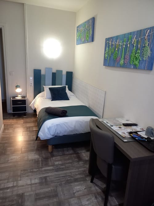 Hôtel le centre les herbiers ideal pour le Puy Du Fou . La chambre simple
