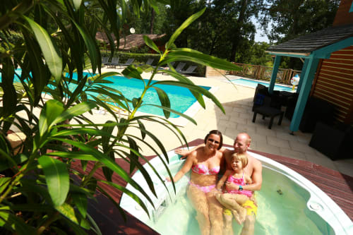 Accompagnés de leurs parents, les enfants peuvent aussi profiter d'un moment détente dans le jacuzzi qui borde notre piscine