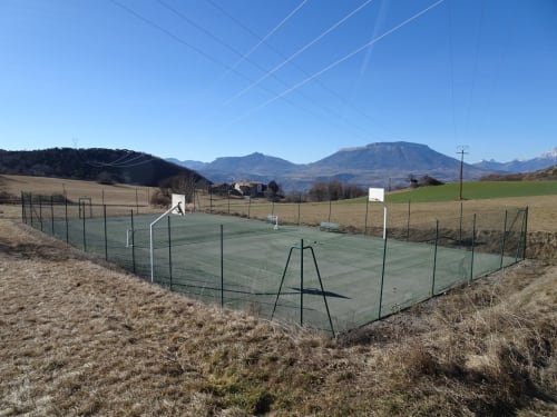 Tennis gratuit proche de La Méridienne à 5 minutes à pied.