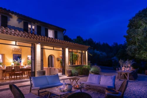 Saint Martin B&B evening patio in Ollioules with lounge seating and illuminated Mediterranean villa