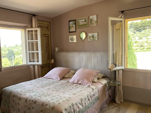 Bright bedroom at Saint Martin B&B in Ollioules, France, with twin beds, countryside views, and framed artwork.