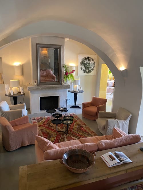 Élégant salon voûté à la Saint Martin B&B à Ollioules avec cheminée, sièges en terre cuite et éclairage chaleureux