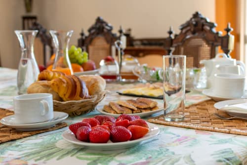 Elegante desayuno en Casa das Jardas Turismo Rural con fresas frescas, croissants y pasteles