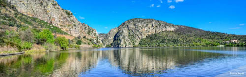 Scenic river view with limestone cliffs and lush vegetation at Casa das Jardas rural hotel in Ladoeiro, Portugal