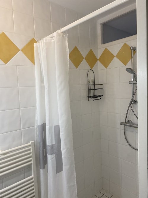 douche sèche-cheveux salle d'eau linge