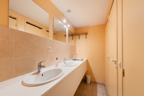 Salle d’eau gite de la tour saint guilhem le désert 