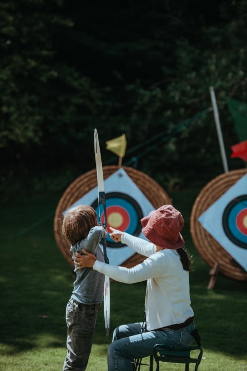 Le club des archers de Messanges propose des initiations au tir à l'arc sur le pas de tir situé devant le village vacances