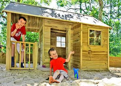 Notre aire de jeux ensablée comprend une cabane pour faire comme les grands, ainsi qu'un module de grimpe avec toboggan