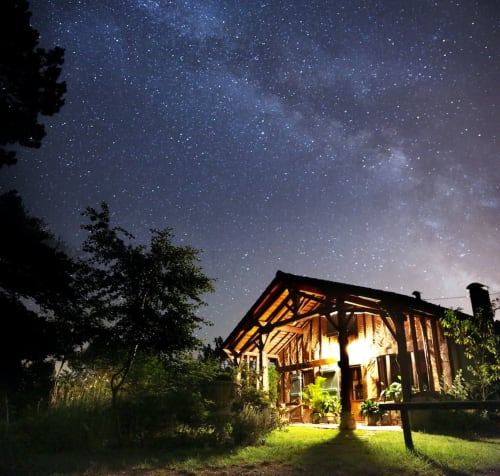 Certaines fermes landaises proposent des diners sous les étoiles pour un moment magique et gourmand