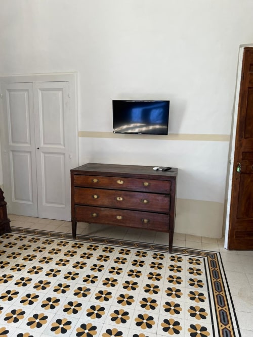 Camera da letto al Palazzo Porta, Procida con TV a parete, cassettone in legno e pavimento in maiolica decorativa