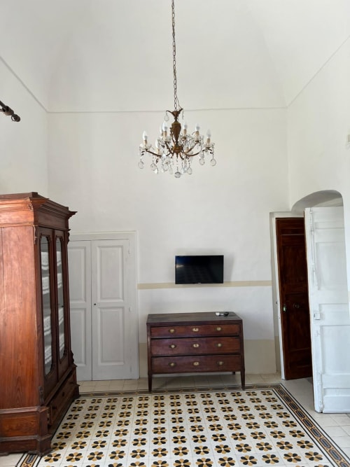 Elegante appartamento a Palazzo Porta, Procida con lampadario di cristallo, arredi antichi e pavimento in maiolica