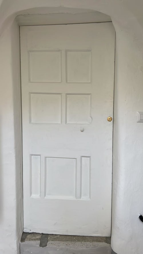 Porta interna a sei pannelli bianchi presso l'appartamento Palazzo Porta, Procida, Italia