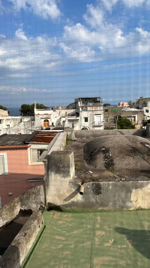 Vista dal tetto dell'appartamento Palazzo Porta che affaccia sugli edifici colorati di Procida e il Mar Mediterraneo