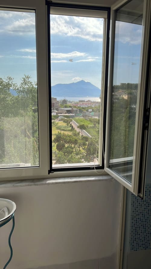 Vista sul mare di Procida dall'appartamento Palazzo Porta con il Vesuvio e la Baia di Napoli visibili dalle finestre aperte