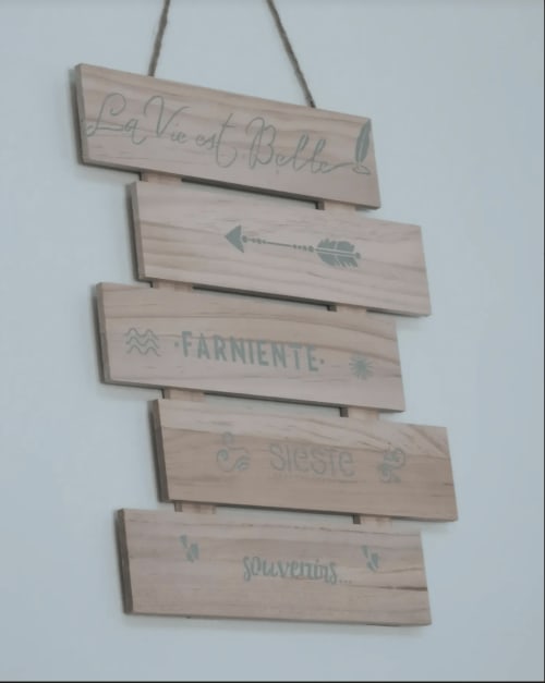 Enseigne en bois suspendue avec texte français à La Cour d'Hortense B&B à Sailly-Flibeaucourt affichant des phrases décoratives
