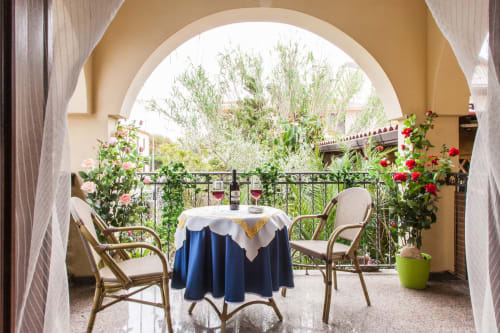 Elegante terrazza per cena ad Al Mare & Acquamarina a Torre Grande con piante fiorite e vista sul mare