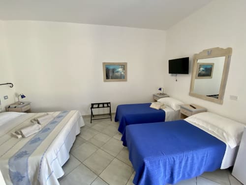 family Room hotel B&B Olbia, camera familiare Olbia, camera quadrupla B&B Olbia, vacanze a OLbia, soggiornato a OLbia, dormire a Olbia