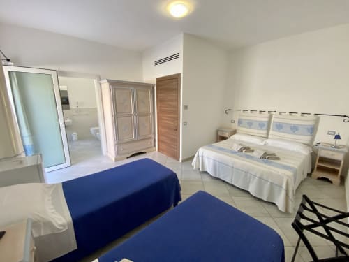 Camera familiare con bagno in camera Olbia, camera hotel quadrupla Olbia, camera hotel Olbia, camera b&b OLbia
