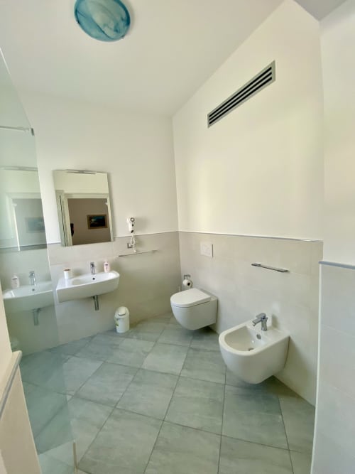 Ampio bagno privato, camera familiare Olbia,  bagno privato family room tigrillo olbia,