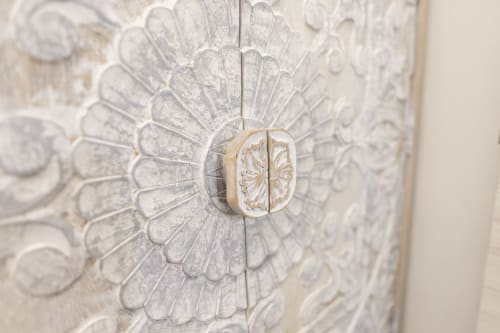 Maçaneta de porta de madeira entalhada com detalhe de roseta floral em B&B I MORI em Catania